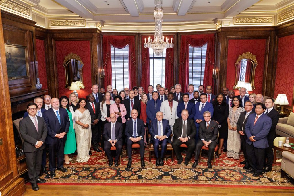 Isidro Fainé impulsa desde Washington el compromiso social de las cajas de ahorros y bancos minoristas a nivel mundial